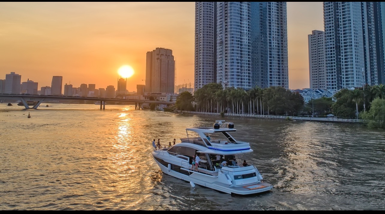 DU THUYEN NGAM HOANG HON TREN SONG SAI GON 1